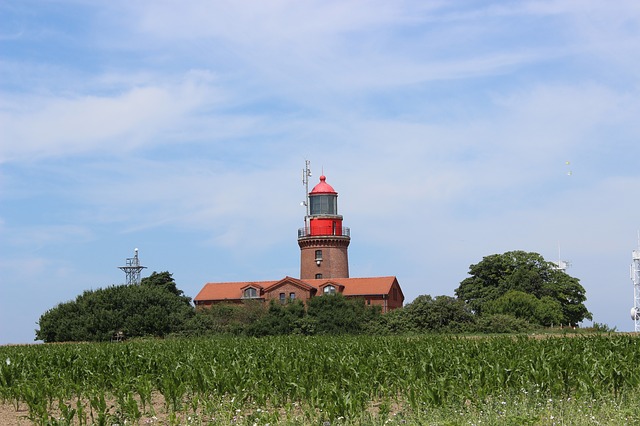 Leuchtturm in der Nähe des Gutshofes